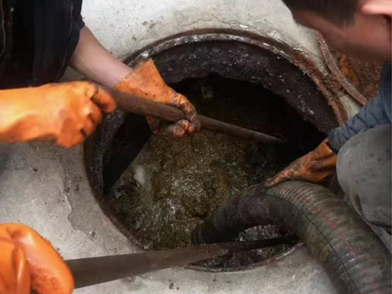 嵩明清理化粪池时如何避免沼气的危害？